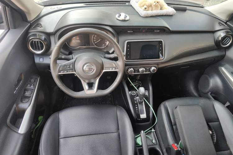 Used Nissan Kicks 2021 1.5L XV CVT Smart Connect Luxury Edition Center Console