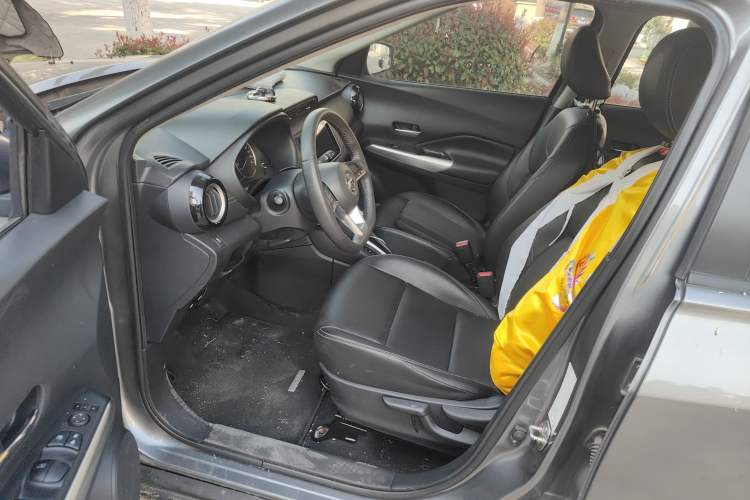 Used Nissan Kicks 2021 1.5L XV CVT Smart Connect Luxury Edition Driver Seat