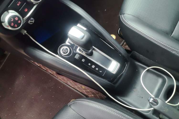 Used Nissan Kicks 2021 1.5L XV CVT Smart Connect Luxury Edition Gear Lever