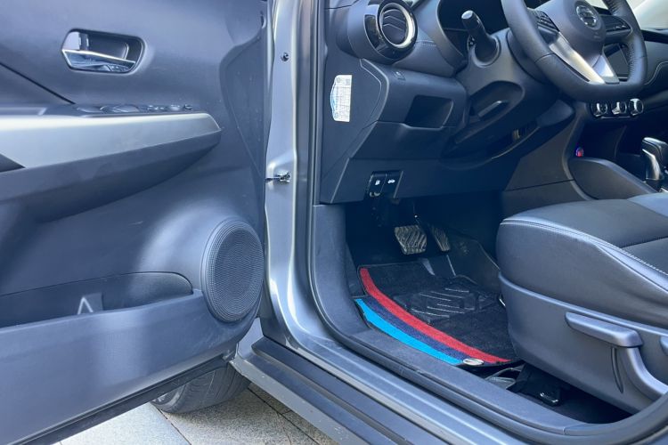 Used Nissan Kicks 2021 1.5L XV CVT Smart Connect Luxury Edition Interior 2