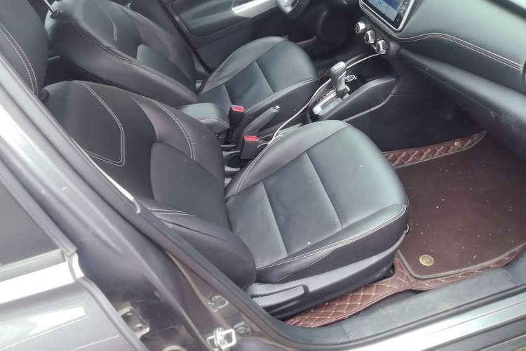 Used Nissan Kicks 2021 1.5L XV CVT Smart Connect Luxury Edition Right Front Seat