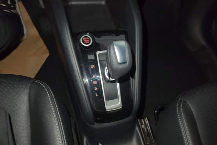 Used Nissan Kicks 2021 1.5L XV CVT Smart Connect Luxury Edition Gear Lever