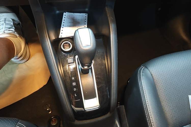 Used Nissan Kicks 2021 1.5L XV CVT Smart Connect Luxury Edition Gear Lever