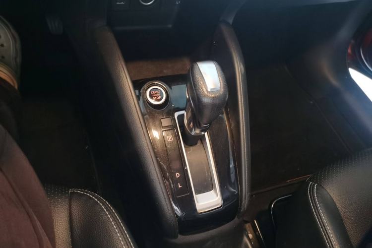 Used Nissan Kicks 2021 1.5L XV CVT Smart Connect Luxury Edition Gear Lever