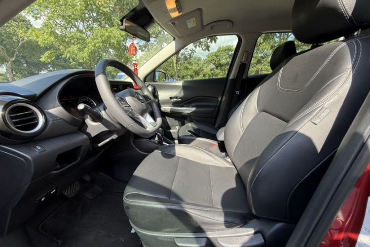 Used Nissan Kicks 2021 1.5L XV CVT Smart Connect Luxury Edition Interior 2