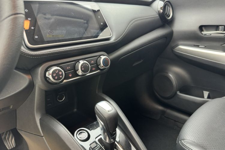 Used Nissan Kicks 2021 1.5L XV CVT Smart Connect Luxury Edition Interior 3