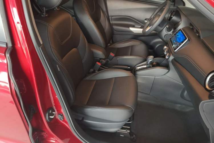 Used Nissan Kicks 2021 1.5L XV CVT Smart Connect Luxury Edition Right Front Seat