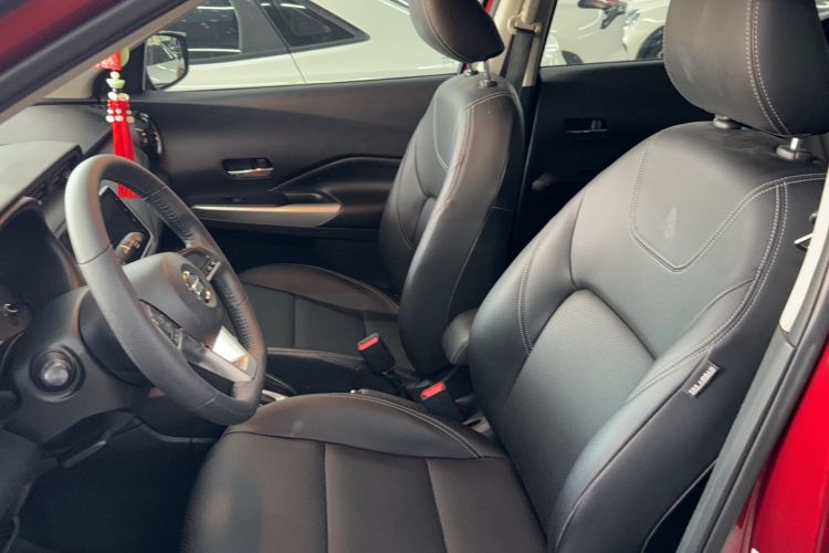 Used Nissan Kicks 2021 1.5L XV CVT Smart Connect Luxury Edition Right Front Seat