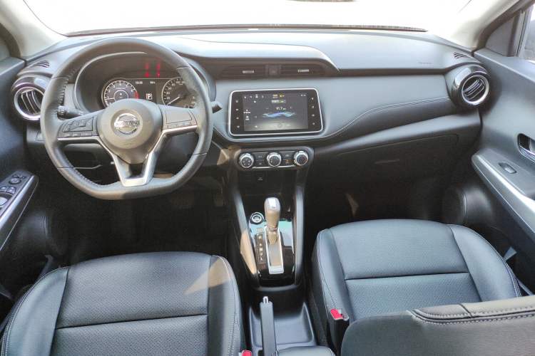 Used Nissan Kicks 2021 1.5L XV CVT Smart Connect Luxury Edition Center Console