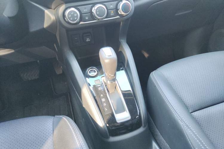 Used Nissan Kicks 2021 1.5L XV CVT Smart Connect Luxury Edition Gear Lever