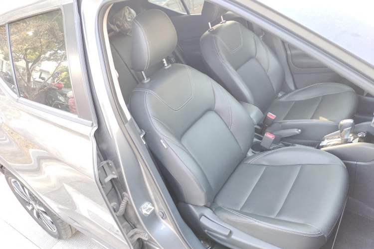 Used Nissan Kicks 2021 1.5L XV CVT Smart Connect Luxury Edition Right Front Seat