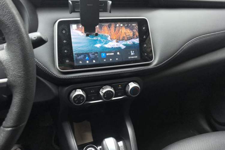 Used Nissan Kicks 2021 1.5L XV CVT Smart Connect Luxury Edition Audio And AC Panel