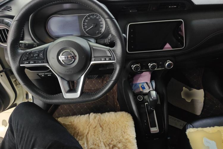 Used Nissan Kicks 2021 1.5L XV CVT Smart Connect Luxury Edition Center Console