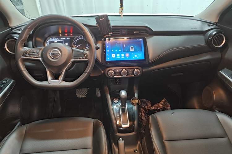 Used Nissan Kicks 2021 1.5L XV CVT Smart Connect Luxury Edition Center Console