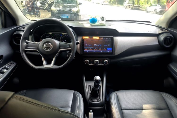 Used Nissan Kicks 2021 1.5L XE Manual Cool Edition Center Console