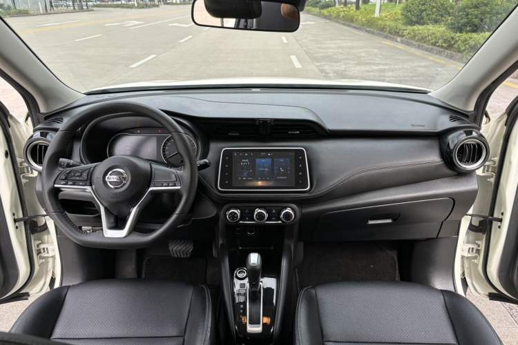 Used Nissan Kicks 2021 1.5L XV CVT Smart Connect Luxury Edition Center Console