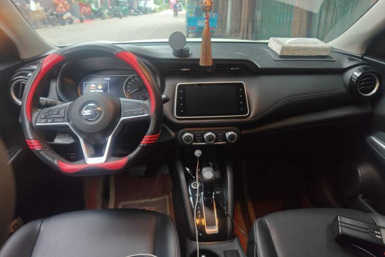 Used Nissan Kicks 2021 1.5L XV CVT Smart Connect Luxury Edition Center Console