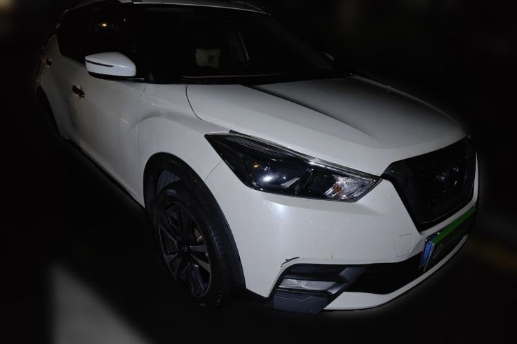 Used Nissan Kicks 2021 1.5L XV CVT Smart Connect Luxury Edition Front Right 45 Deg