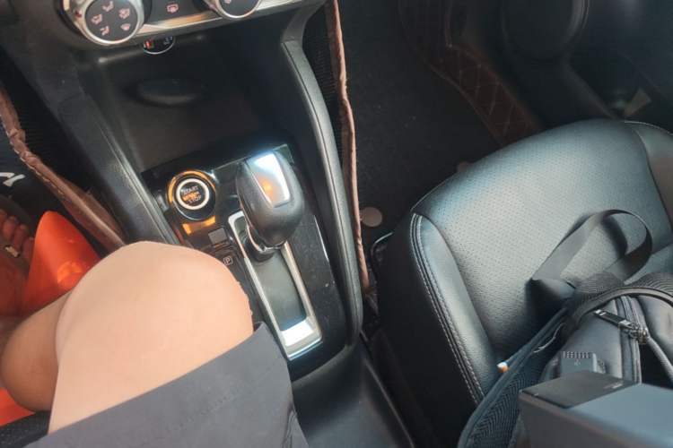 Used Nissan Kicks 2021 1.5L XV CVT Smart Connect Luxury Edition Gear Lever