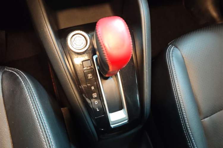 Used Nissan Kicks 2021 1.5L XV CVT Smart Connect Luxury Edition Gear Lever