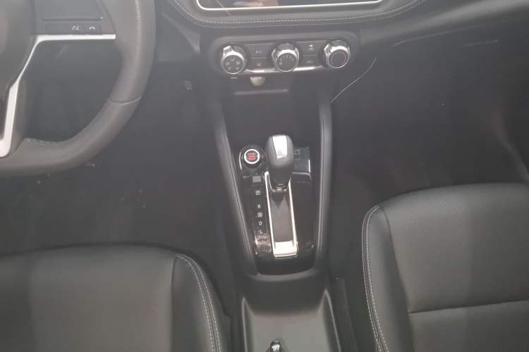 Used Nissan Kicks 2021 1.5L XV CVT Smart Connect Luxury Edition Gear Lever