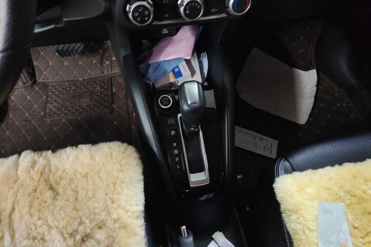 Used Nissan Kicks 2021 1.5L XV CVT Smart Connect Luxury Edition Gear Lever