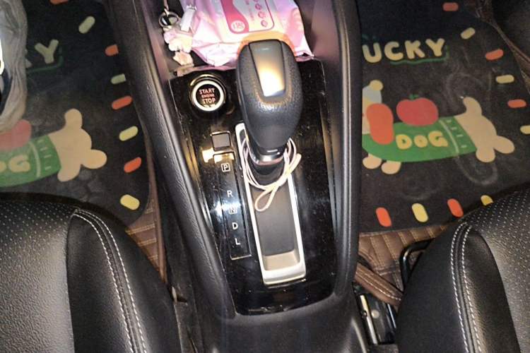 Used Nissan Kicks 2021 1.5L XV CVT Smart Connect Luxury Edition Gear Lever