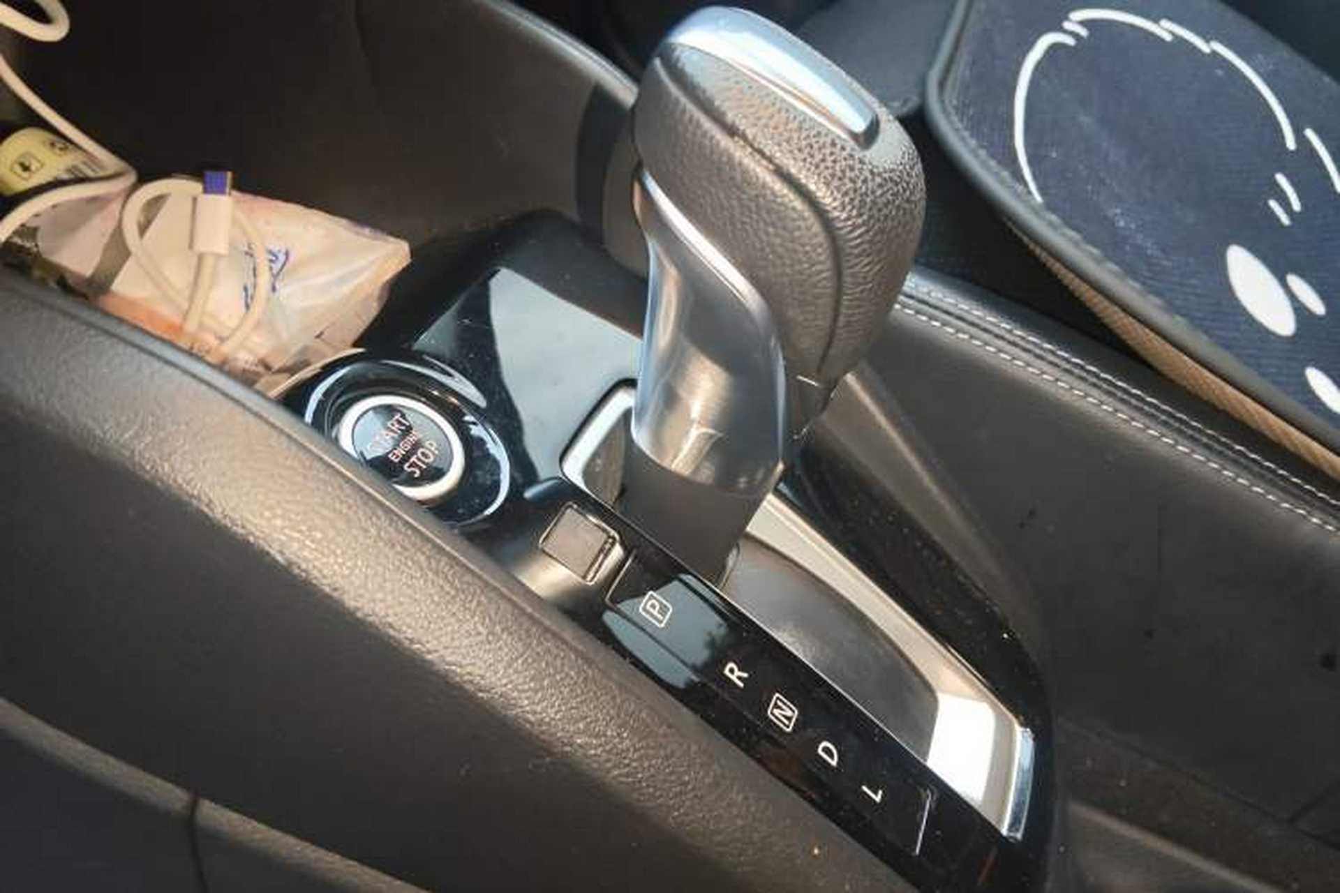Used Nissan Kicks 2021 1.5L XV CVT Smart Connect Luxury Edition Gear Lever