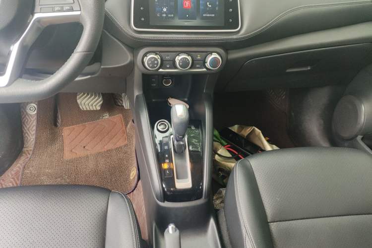 Used Nissan Kicks 2021 1.5L XV CVT Smart Connect Luxury Edition Gear Lever