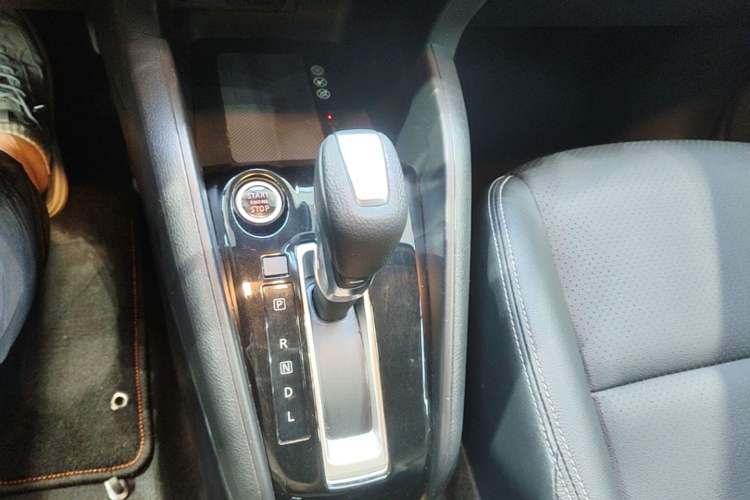 Used Nissan Kicks 2021 1.5L XV CVT Smart Connect Luxury Edition Gear Lever