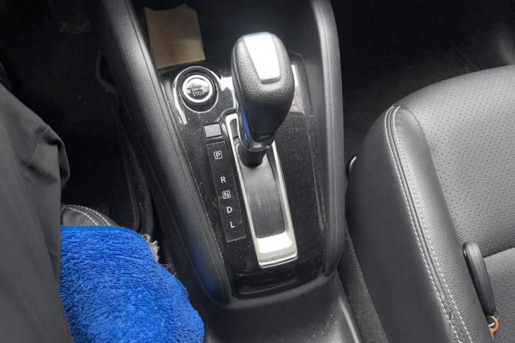 Used Nissan Kicks 2021 1.5L XV CVT Smart Connect Luxury Edition Gear Lever
