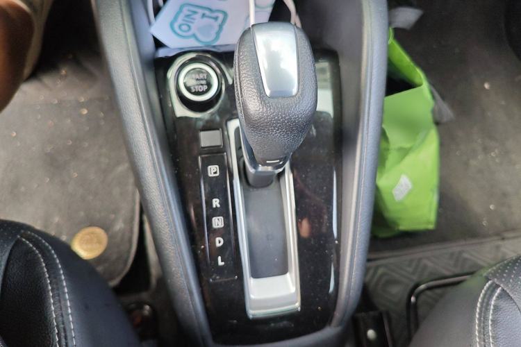 Used Nissan Kicks 2021 1.5L XV CVT Smart Connect Luxury Edition Gear Lever