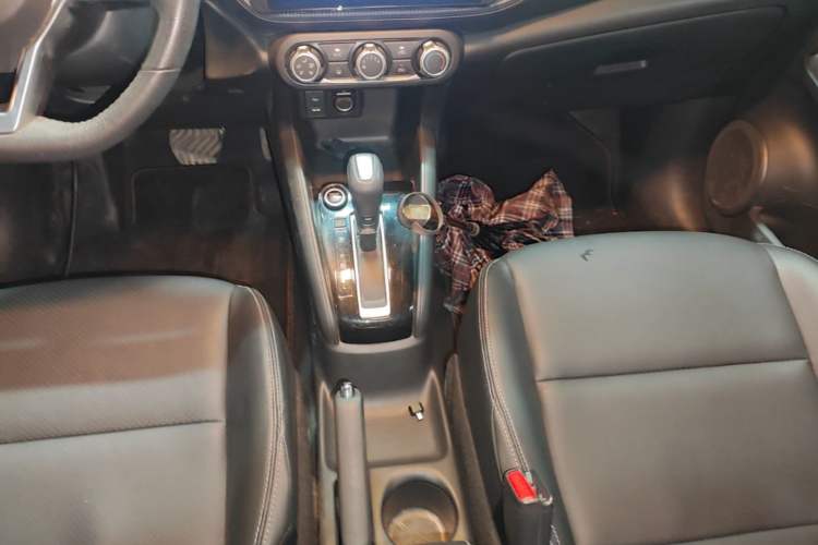 Used Nissan Kicks 2021 1.5L XV CVT Smart Connect Luxury Edition Gear Lever
