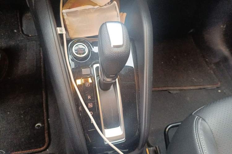 Used Nissan Kicks 2021 1.5L XV CVT Smart Connect Luxury Edition Gear Lever