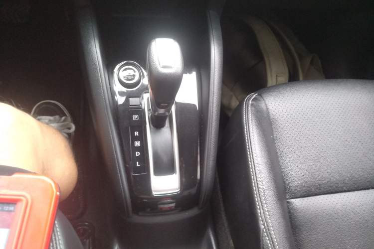 Used Nissan Kicks 2021 1.5L XV CVT Smart Connect Luxury Edition Gear Lever