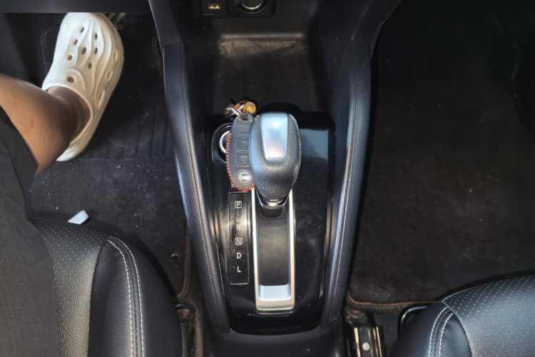Used Nissan Kicks 2021 1.5L XV CVT Smart Connect Luxury Edition Gear Lever