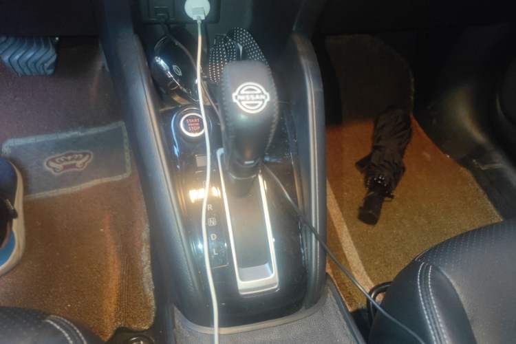 Used Nissan Kicks 2021 1.5L XV CVT Smart Connect Luxury Edition Gear Lever