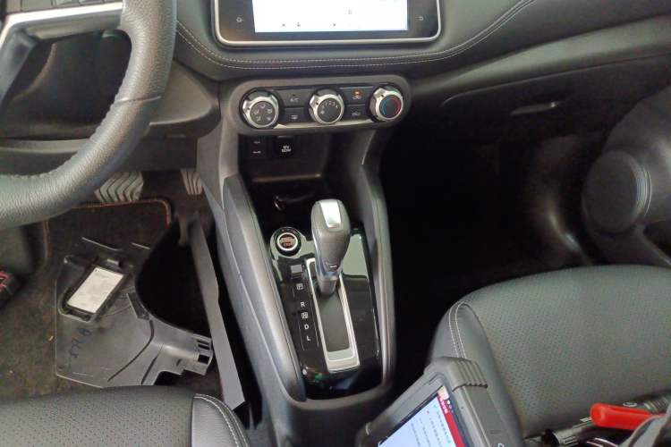 Used Nissan Kicks 2021 1.5L XV CVT Smart Connect Luxury Edition Gear Lever