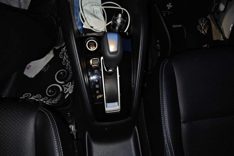 Used Nissan Kicks 2021 1.5L XV CVT Smart Connect Luxury Edition Gear Lever