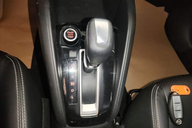 Used Nissan Kicks 2021 1.5L XV CVT Smart Connect Luxury Edition Gear Lever