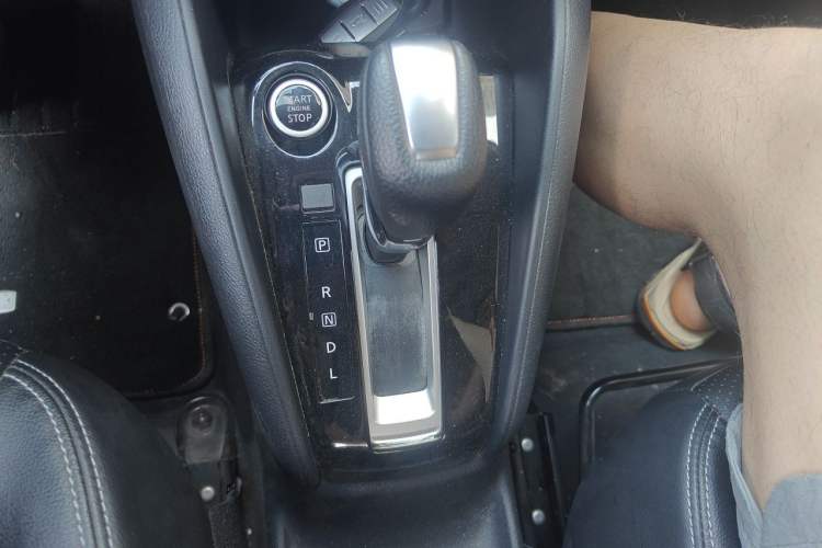 Used Nissan Kicks 2021 1.5L XV CVT Smart Connect Luxury Edition Gear Lever