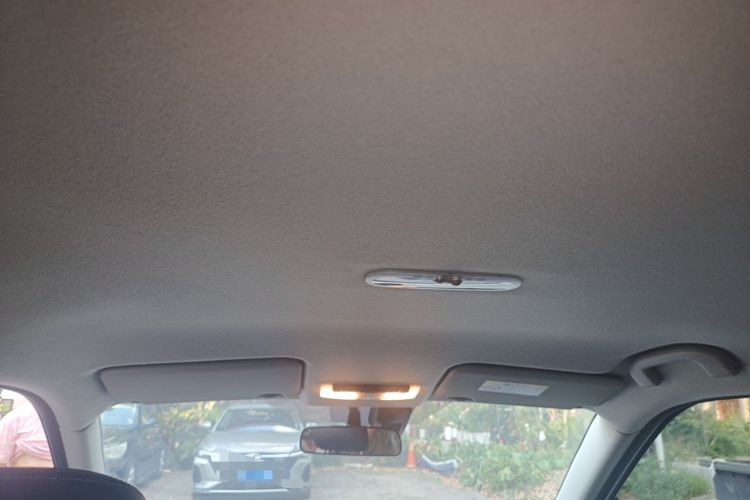 Used Nissan Kicks 2021 1.5L XV CVT Smart Connect Luxury Edition Headliner