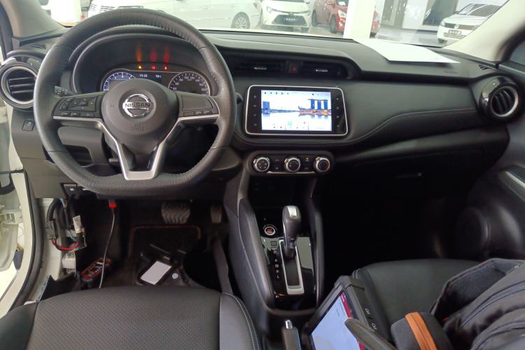 Used Nissan Kicks 2021 1.5L XV CVT Smart Connect Luxury Edition Interior 2