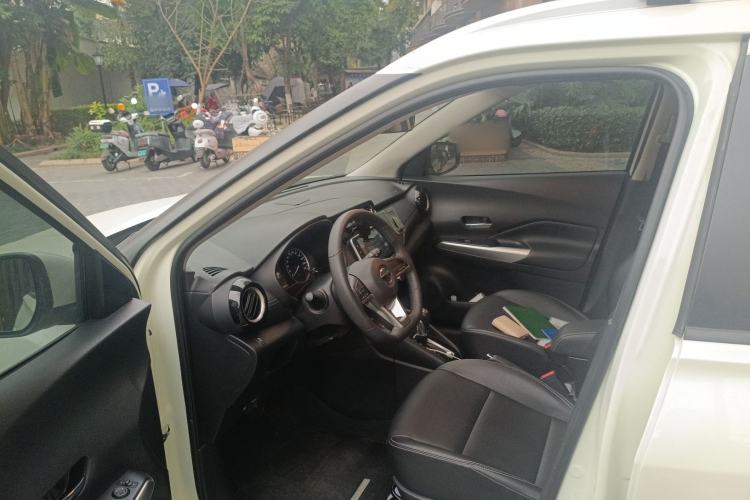 Used Nissan Kicks 2021 1.5L XV CVT Smart Connect Luxury Edition Interior 3