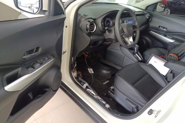 Used Nissan Kicks 2021 1.5L XV CVT Smart Connect Luxury Edition Interior 3