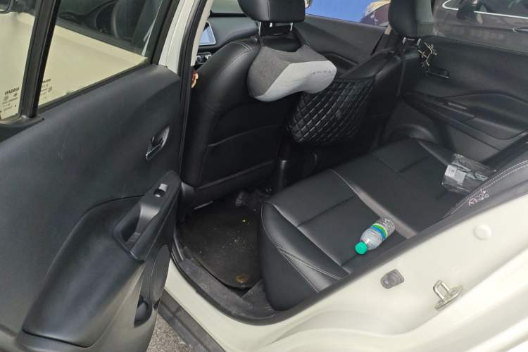 Used Nissan Kicks 2021 1.5L XV CVT Smart Connect Luxury Edition Interior 4