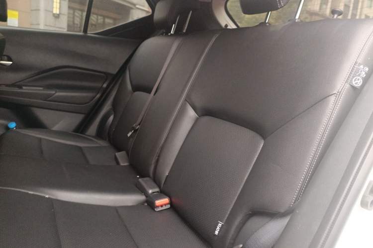 Used Nissan Kicks 2021 1.5L XV CVT Smart Connect Luxury Edition Interior 4