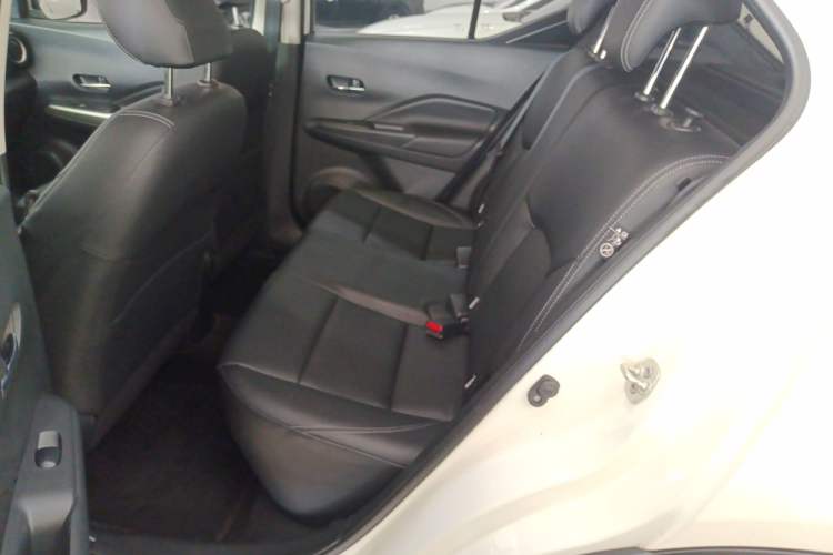 Used Nissan Kicks 2021 1.5L XV CVT Smart Connect Luxury Edition Interior 4