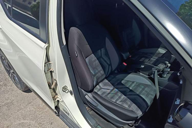 Used Nissan Kicks 2021 1.5L XL CVT Cool Enjoyment Edition Right Front Seat