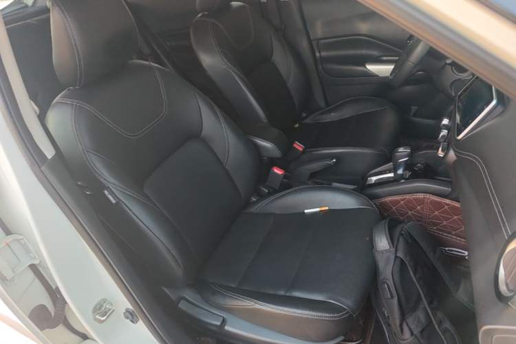 Used Nissan Kicks 2021 1.5L XV CVT Smart Connect Luxury Edition Right Front Seat